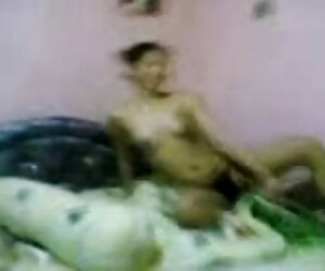 Kızlar, bir canavar arabada sex porno